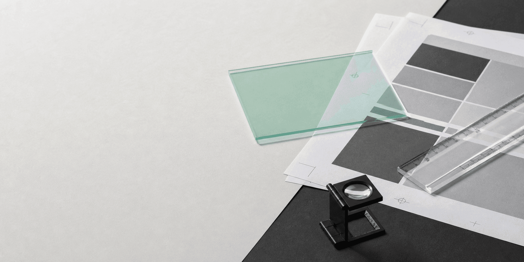 Papier, Schnittmarken und Präzisionswerkzeuge auf einem Arbeitstisch